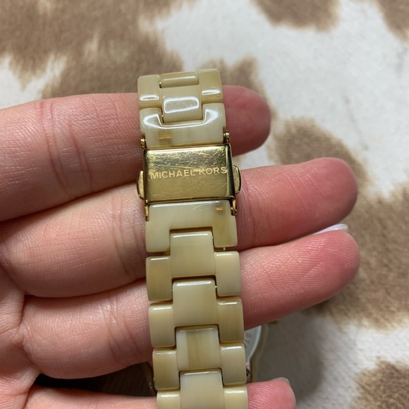 Mk5039 Women\'s Mother of Pearl Gold Tone Watch
